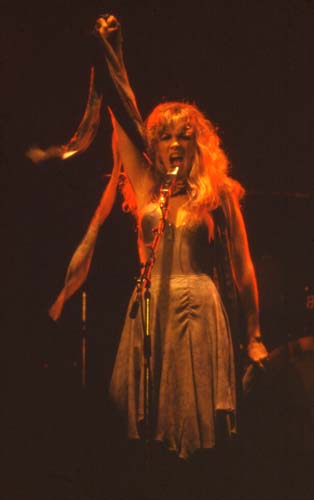 Stevie Nicks, 1975-1 - 16 KBytes